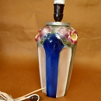 blå med blomster dekoreret foroven på keramik bord lampefod gammel  genbrug